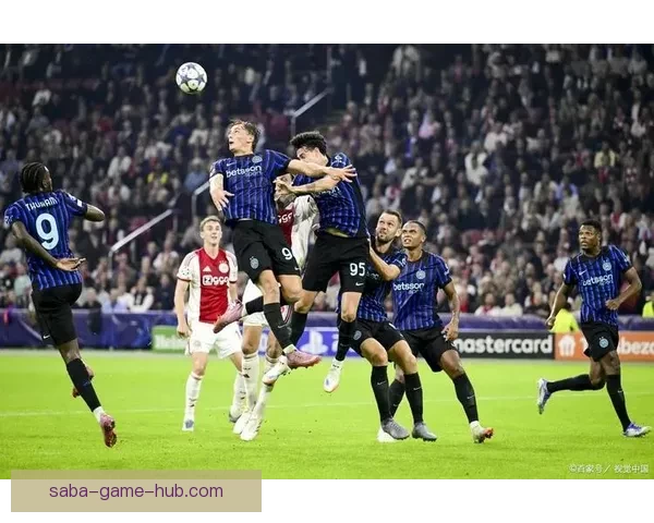 德累斯顿与赫塔球迷互掷烟火引发冲突 比赛中断20分钟局势紧张